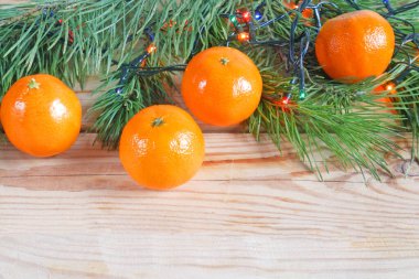 Yeni yıl baloları, mutlu noeller ve mutlu yeni yıl konseptiyle Noel tebrik kartı.