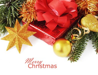 Yeni yıl baloları, mutlu noeller ve mutlu yeni yıl konseptiyle Noel tebrik kartı.