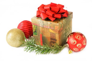 Yeni yıl baloları, mutlu noeller ve mutlu yeni yıl konseptiyle Noel tebrik kartı.