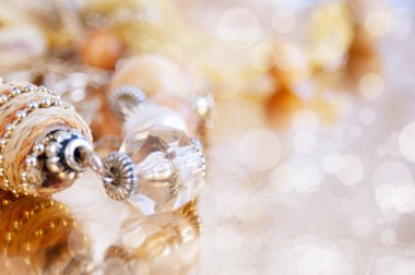 Yeni yıl baloları, mutlu noeller ve mutlu yeni yıl konseptiyle Noel tebrik kartı.