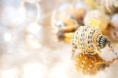 Yeni yıl baloları, mutlu noeller ve mutlu yeni yıl konseptiyle Noel tebrik kartı.