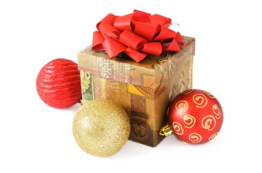 Yeni yıl baloları, mutlu noeller ve mutlu yeni yıl konseptiyle Noel tebrik kartı.