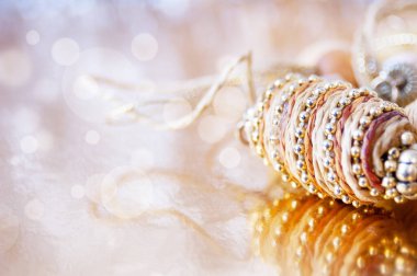 Yeni yıl baloları, mutlu noeller ve mutlu yeni yıl konseptiyle Noel tebrik kartı.