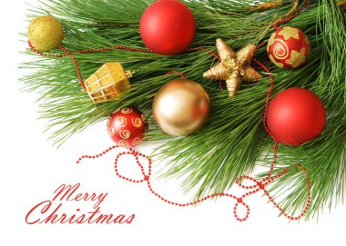 Yeni yıl baloları, mutlu noeller ve mutlu yeni yıl konseptiyle Noel tebrik kartı.