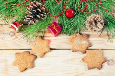 Yeni yıl baloları, mutlu noeller ve mutlu yeni yıl konseptiyle Noel tebrik kartı.