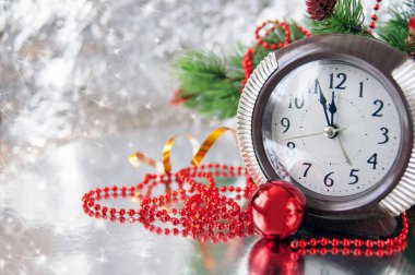 Yeni yıl baloları, mutlu noeller ve mutlu yeni yıl konseptiyle Noel tebrik kartı.