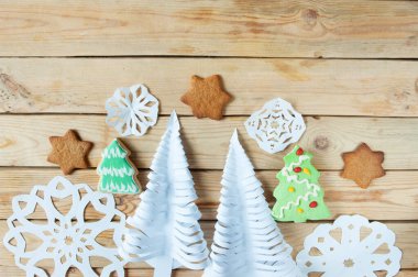 Kağıt kar taneleri yapmak ve kendi ellerinle yeni yıl ağacı yapmak. Mutlu Noeller ve yeni yıl