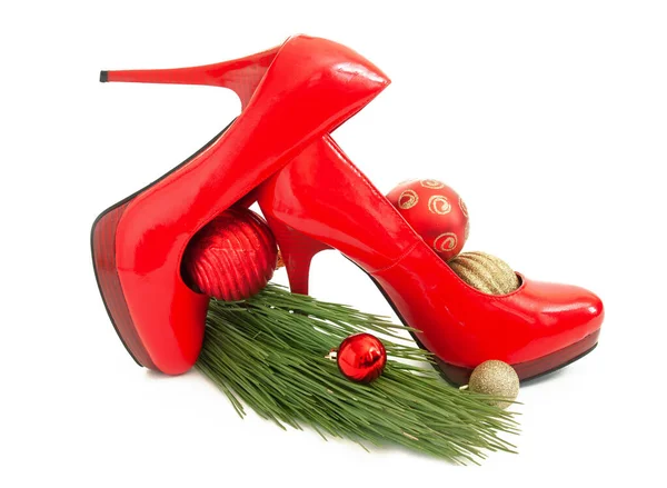 美しい赤い靴と新年のボールとモミ クリスマスの販売の概念は クローズアップ — ストック写真