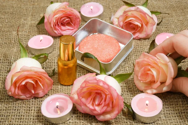 Garrafa Perfume Sabão Com Rosas Rosa Flores Velas Close — Fotografia de Stock