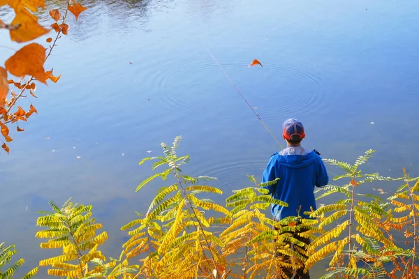 강에서 낚시를 긴장을 낚시를 강에서 낚시를 아마추어 낚시꾼 바구니에 물고기 — 스톡 사진