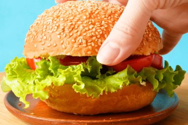 Marul ve domatesli taze vejetaryen burger. Sağlıklı ve vejetaryen gıda kavramı, yakın plan.