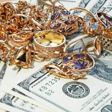 Altın, gümüş ve para mücevheri, rehinci konsepti, yakın plan.