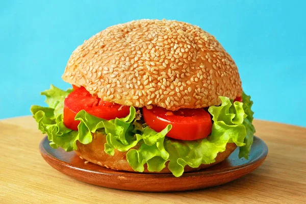 Frischer Veganer Burger Mit Salat Und Tomaten Das Konzept Der — Stockfoto