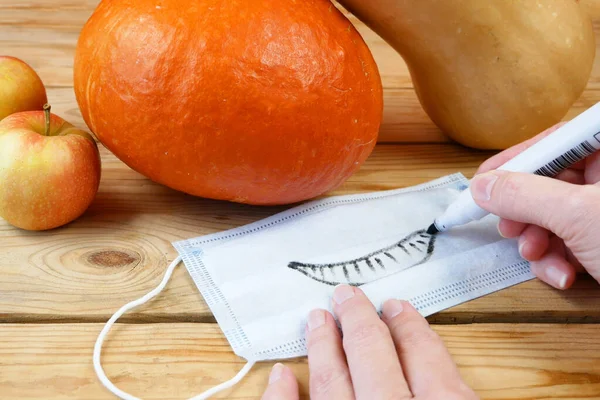 Mano Con Penna Disegno Divertente Faccia Maschera Protezione Dal Coronavirus — Foto Stock