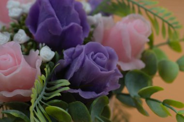 Güzel bir buket çiçek. Saksıdaki çiçekler. yapay buket