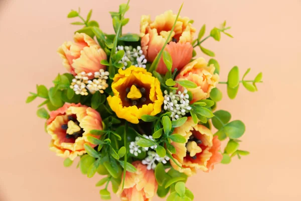 Nádherná kytice květin. květiny v květináči. umělá kytice — Stock fotografie