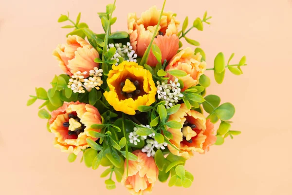 Nádherná kytice květin. květiny v květináči. umělá kytice — Stock fotografie