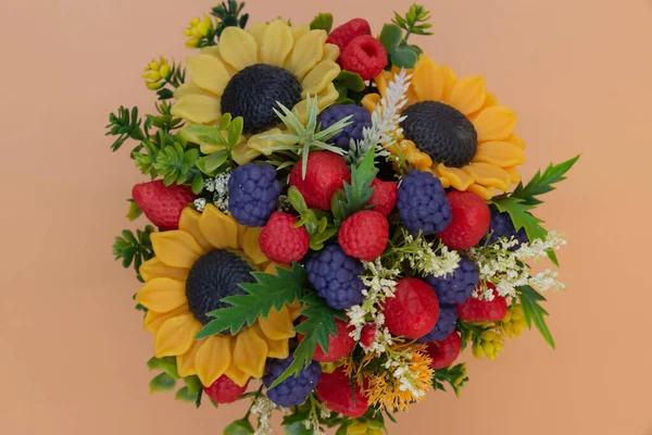 Красивый букет цветов. цветы в кастрюле. искусственный букет — стоковое фото
