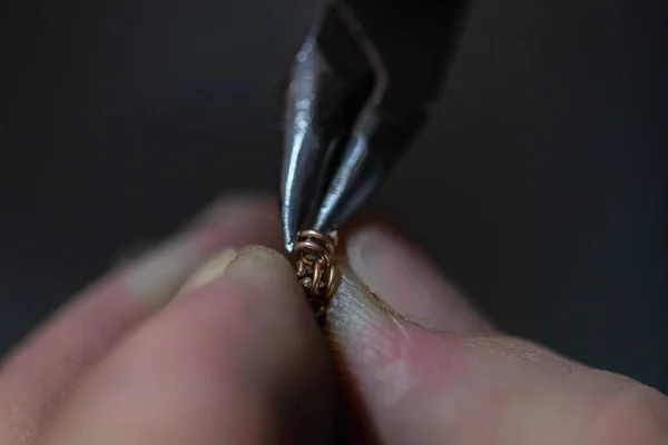 Chain making process. jewelry making. making a gold chain by a jeweler. repair of the gold chain. jewelry repair. handmade jewelry. macro photography — Stock Photo, Image