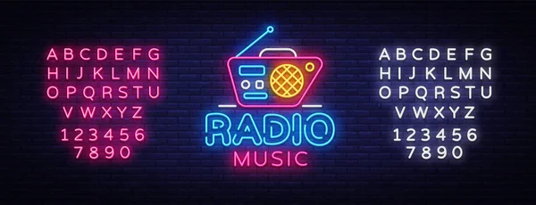 Radio Music Neon Logo Vector. Radio Nuit néon signe, modèle de conception, design tendance moderne, Radio néon enseigne, nuit publicité lumineuse, bannière lumineuse, art de la lumière. Vecteur. Montage de texte néon signe — Image vectorielle