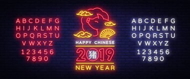 Mutlu çene yeni yıl 2019 yılı domuz tasarım kartı neon tarzı. Tebrik kartı, el ilanları, davet, posterler için burç. Çin yeni yılı modaya uygun bir tasarım. Vektör. Metin neon işareti düzenleme