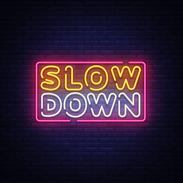 Slow Down neon teken vector. Vertragen ontwerp sjabloon neon tekst met lichte banner, neon uithangbord, nachtelijke heldere reclame, lichte inscriptie. Vectorillustratie — Stockvector