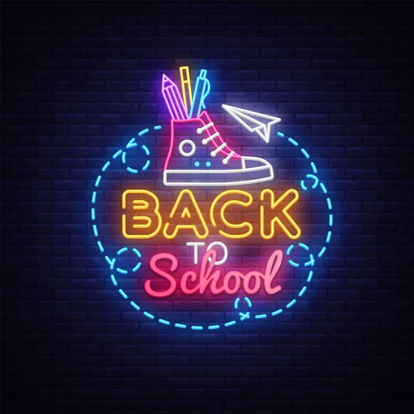 Regreso a la escuela vector de señal de neón. Plantilla de diseño letrero de neón, banner de luz, publicidad nocturna brillante, inscripción de luz. Ilustración vectorial — Vector de stock