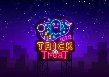 Cadılar Bayramı neon reklam panosu vektörü. Cadılar Bayramı tasarım şablonunu hayalet, poster, tebrik kartı, parti davetiyesi ve ışık pankartıyla düzenle. İzole illüstrasyon