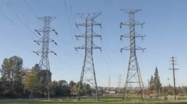 Güç dikmesi ve satır - zaman atlamalı görünümünü elektrik enerji nakil direkleri. 1080p 25 fps