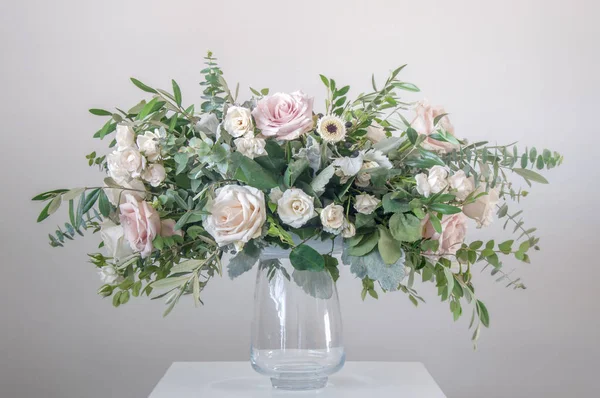 Schöner Strauß Gemischter Blumen Einer Glasvase Auf Grauem Wandhintergrund — Stockfoto
