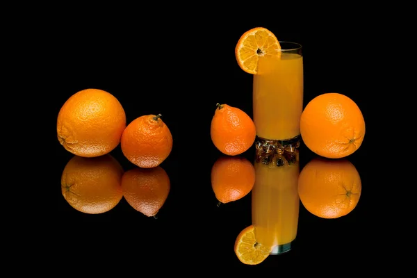 Апельсини Мандарини Сік Чорному Тлі Горизонтальна Фотографія Стокове Фото