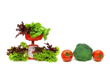 mutfak ölçekler ve sebze beyaz zemin üzerinde. yatay fotoğraf.