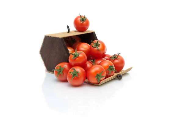 Tomates cereja isolados sobre fundo branco. — Fotografia de Stock