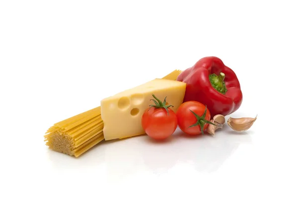 Gemüse, Käse und Spaghetti auf weißem Hintergrund — Stockfoto