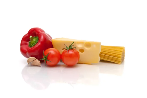 Pasta, queso y verduras sobre un fondo blanco — Foto de Stock
