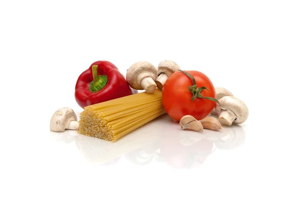 Houby, zeleninu a těstoviny na bílém pozadí — Stock fotografie