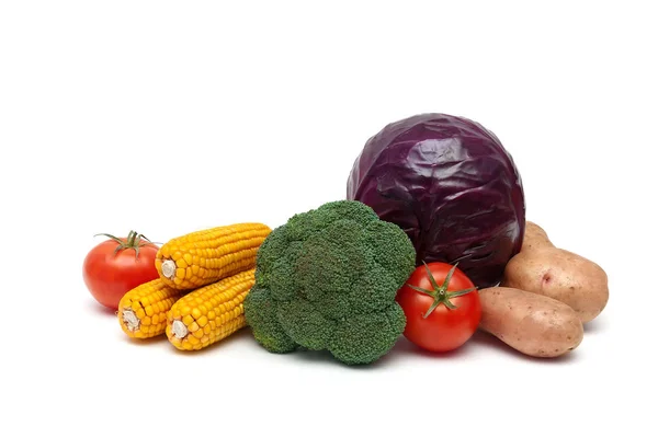 Fehér alapon izolált friss zöldségek. — Stock Fotó