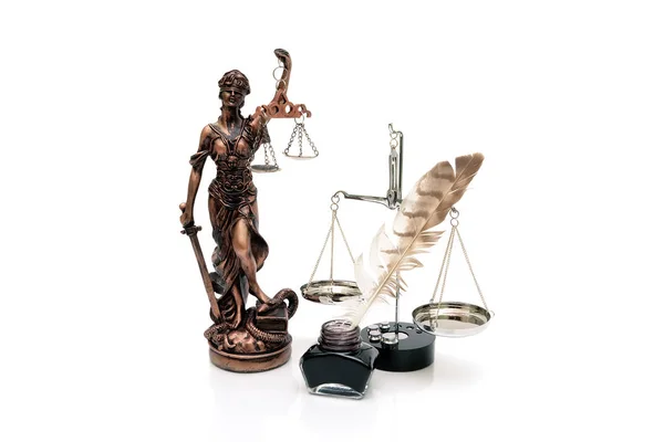 Статуя правосудия, чешуя, чернила и ручка на белом фоне — стоковое фото