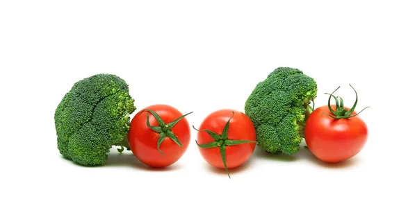 Tomates e brócolos isolados sobre fundo branco — Fotografia de Stock