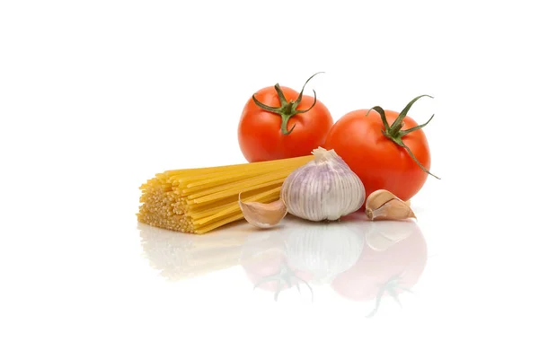 Spaghetti, tomatoes and garlic on a white background — Stock Photo, Image