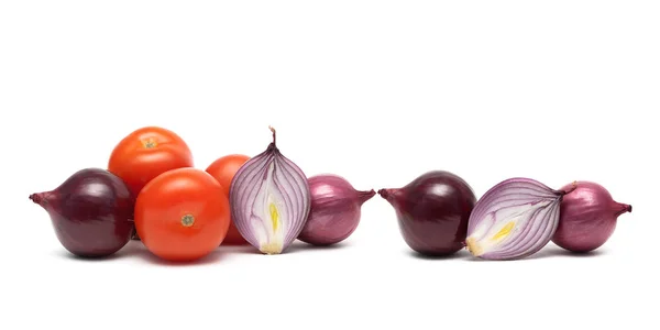 Cebolas e tomates maduros em um fundo branco — Fotografia de Stock