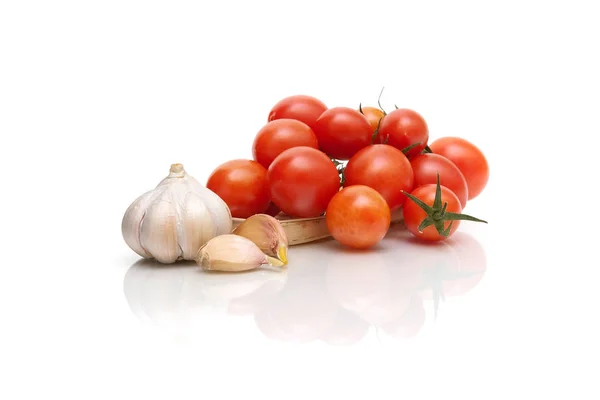 Tomaten en knoflook geïsoleerd op witte achtergrond. — Stockfoto