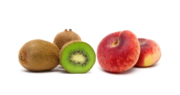 Kiwi en perziken geïsoleerd op witte achtergrond. — Stockfoto