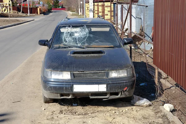 Uszkodzony samochód stoi na poboczu drogi — Zdjęcie stockowe
