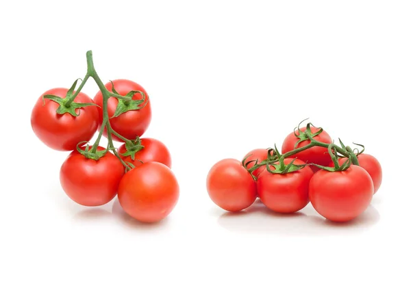 Tomates maduros isolados sobre fundo branco . — Fotografia de Stock