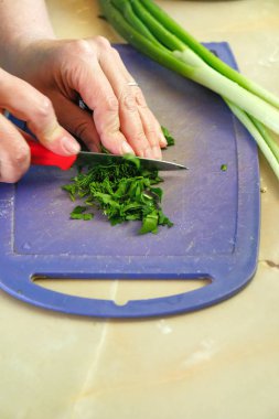 Şef yeşil salata keser