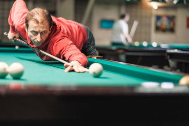 bir bilardo oyuncusu topa amaç takes