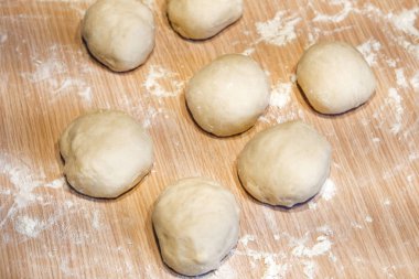 Masanın üzerinde hamur mayaları