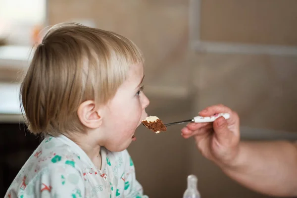 Cucchiaio per l'alimentazione del bambino — Foto Stock