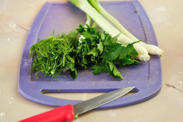 Koki memotong salad hijau — Stok Foto